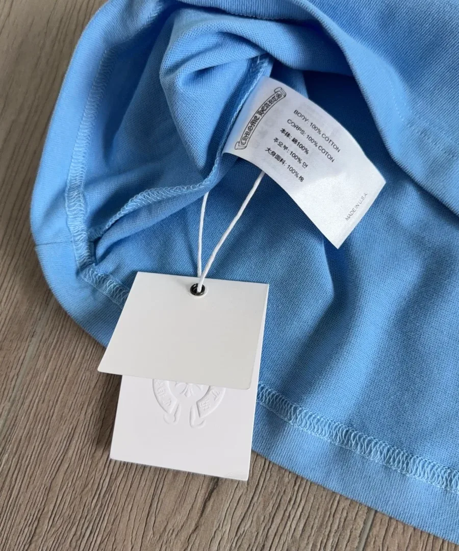 Внутренние бирки с составом на футболке Chrome Hearts