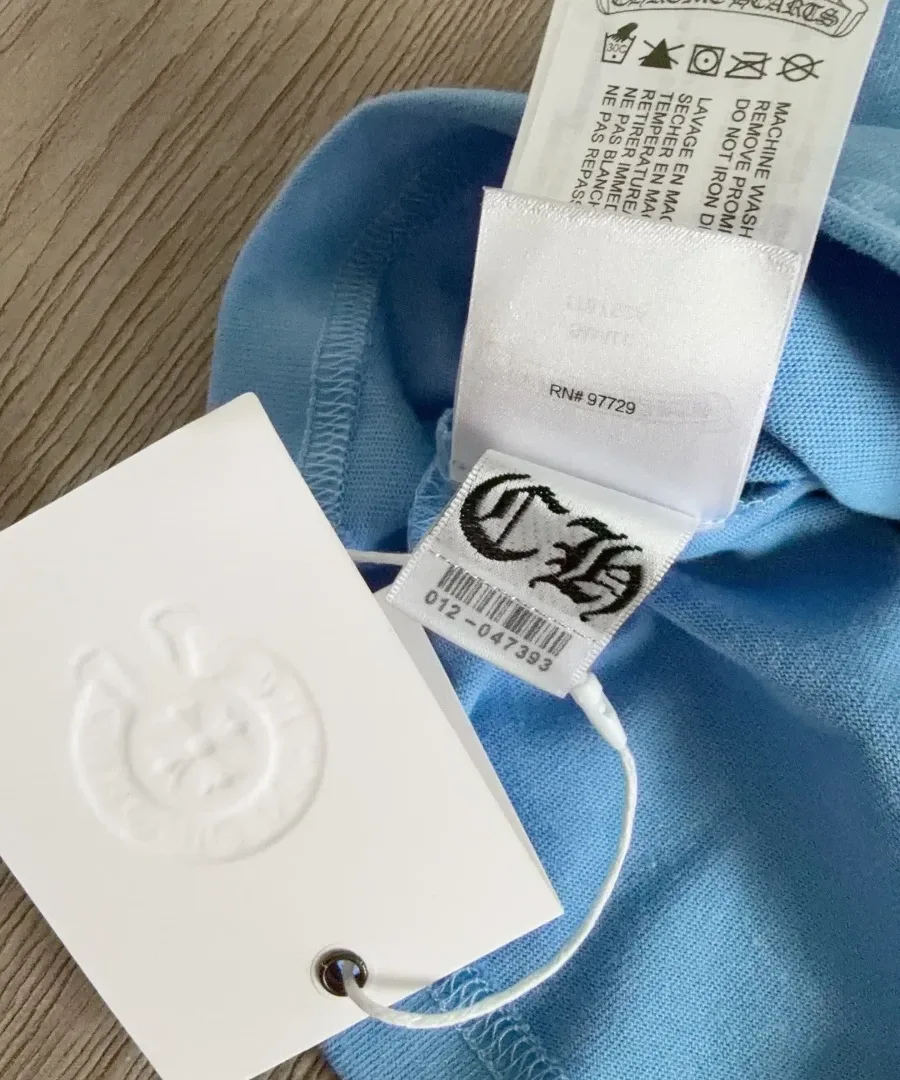 Ярлык с логотипом Chrome Hearts и кодом