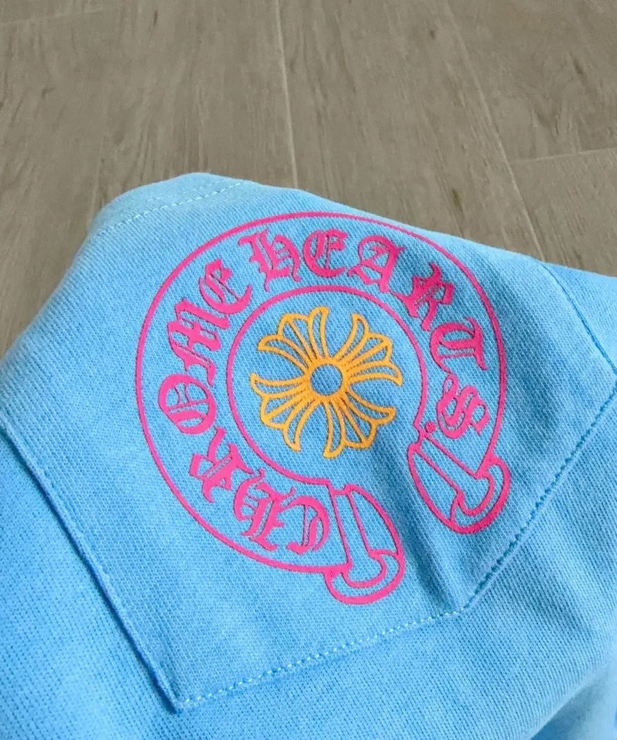 Деталь кармана голубой футболки Chrome Hearts