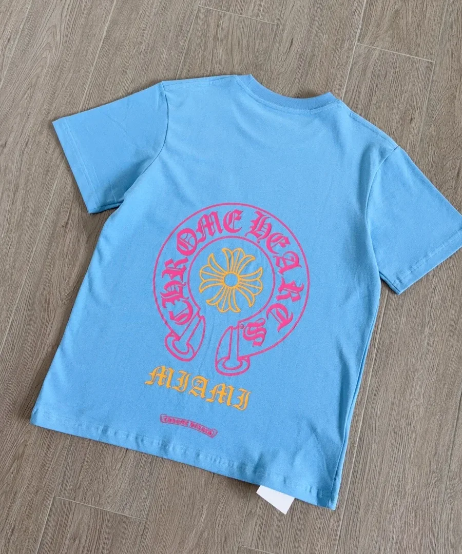 Голубая футболка Chrome Hearts Miami, вид сзади под углом