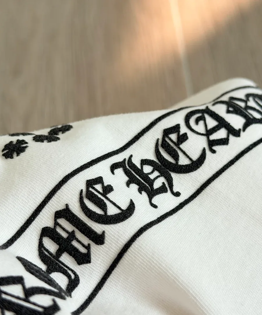 Деталь принта на спине белого лонгслива Chrome Hearts