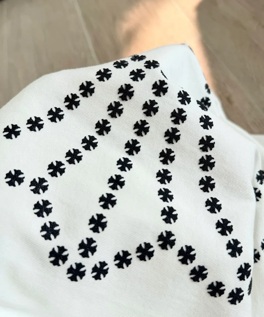 Текстура принта на белом лонгсливе Chrome Hearts