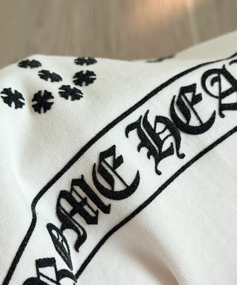 Деталь надписи Chrome Hearts на белом лонгсливе