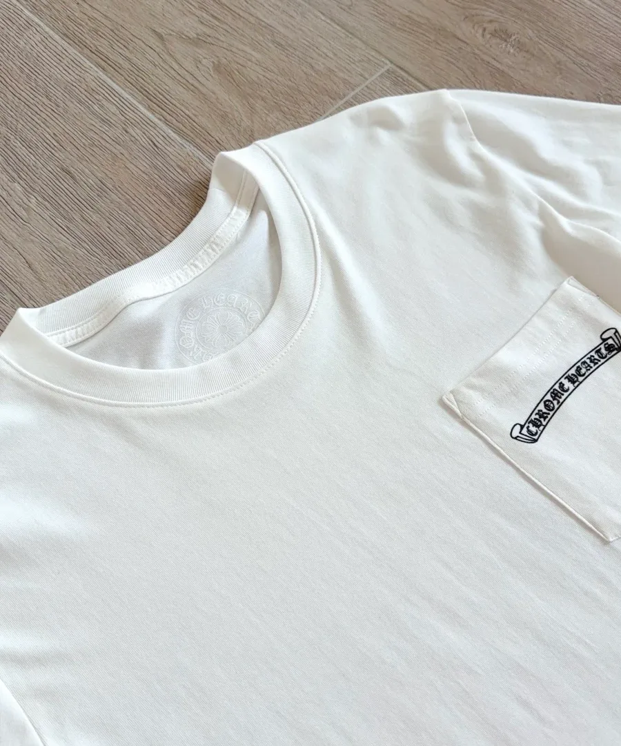 Накладной карман на белом лонгсливе Chrome Hearts