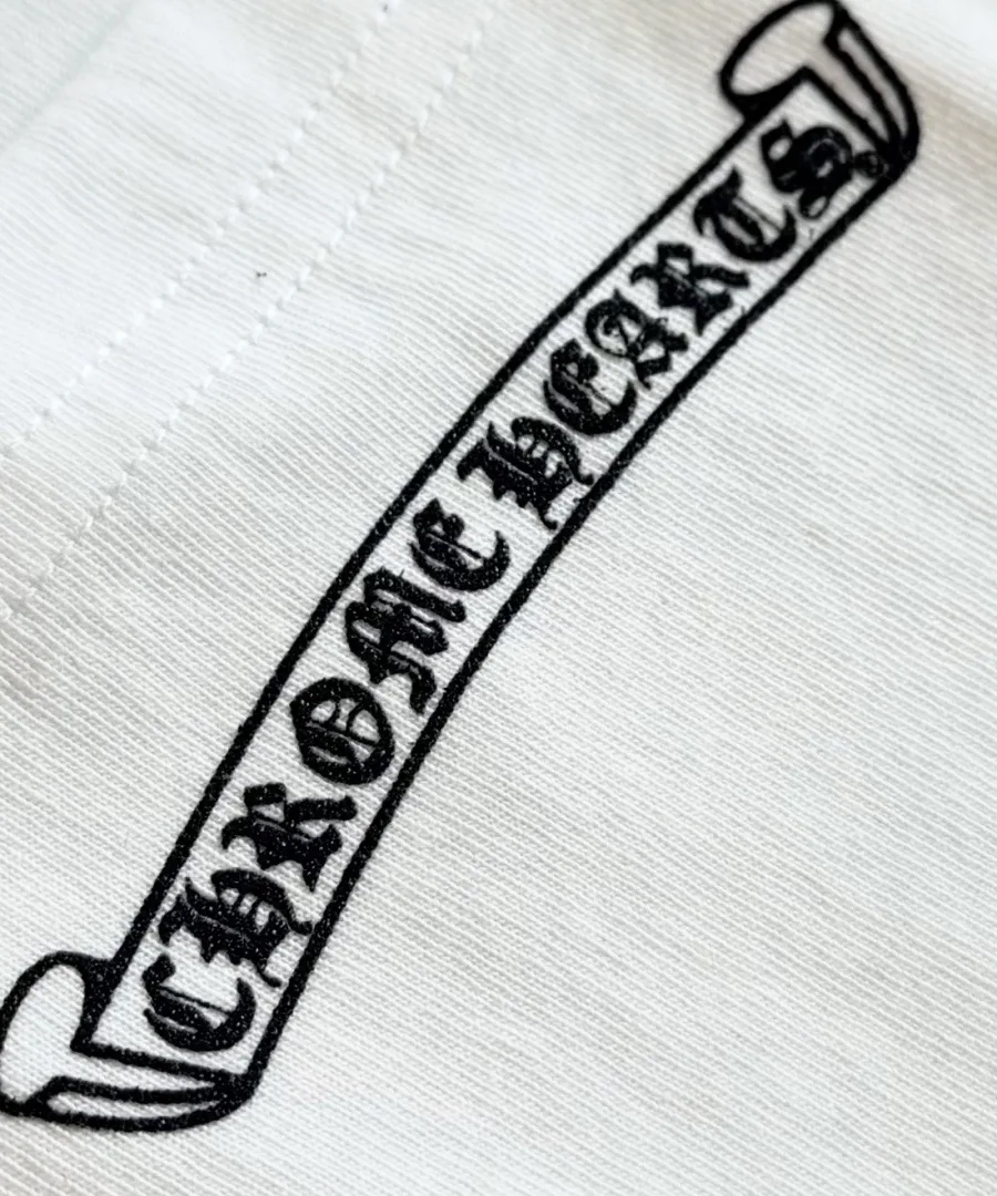 Логотип на кармане белого лонгслива Chrome Hearts