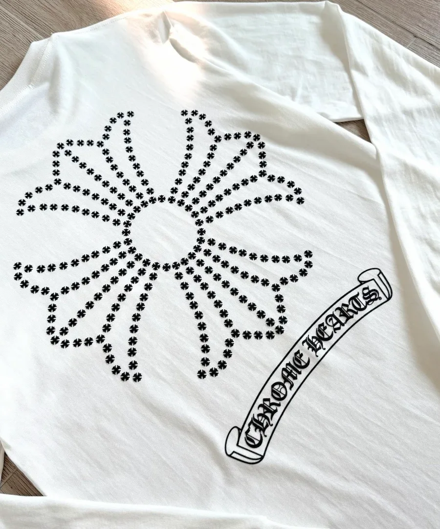 Принт на спине белого лонгслива Chrome Hearts