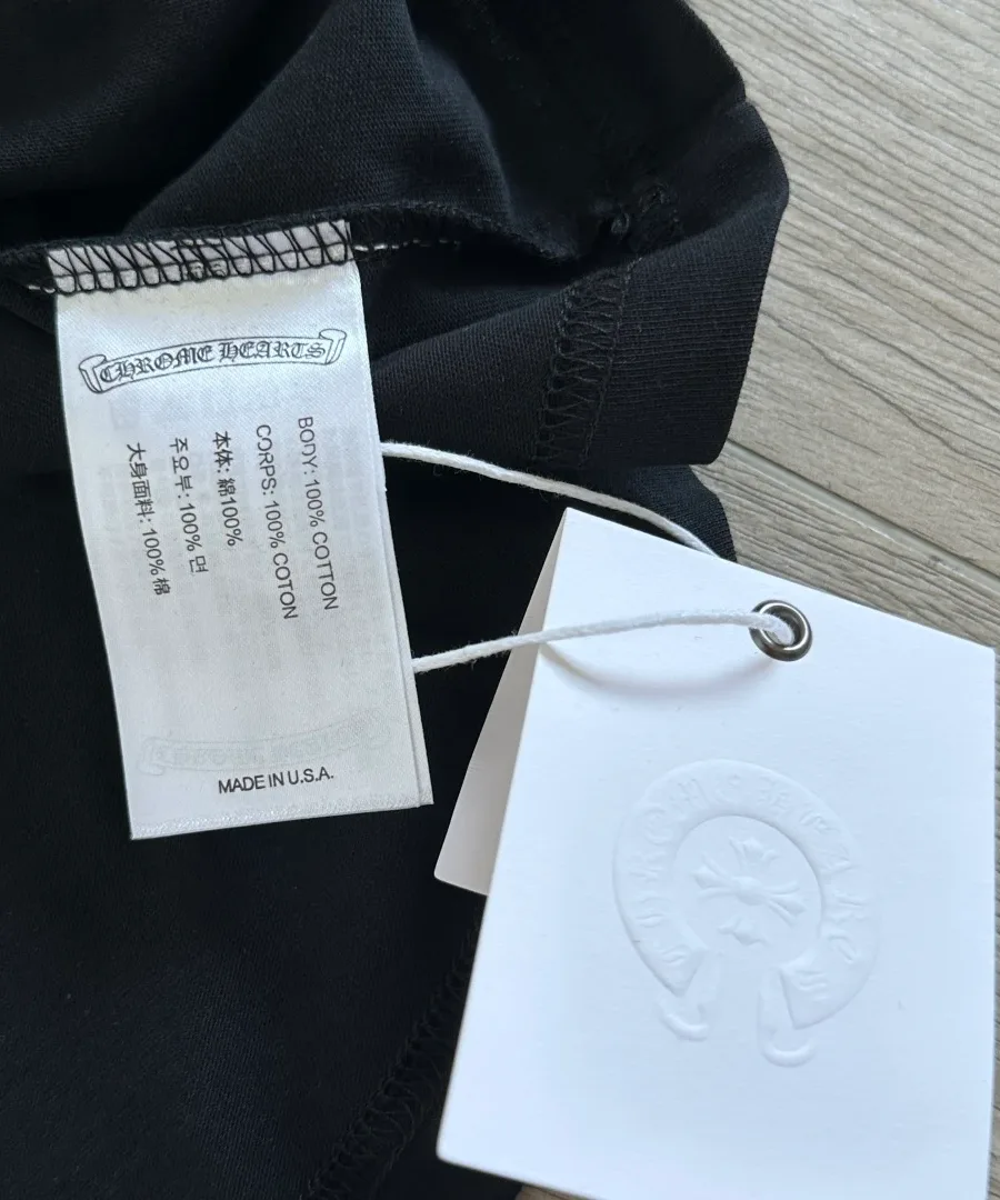 Бирка с составом черного лонгслива Chrome Hearts
