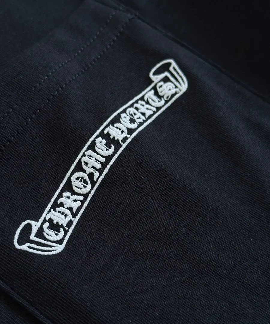 Логотип на кармане черного лонгслива Chrome Hearts
