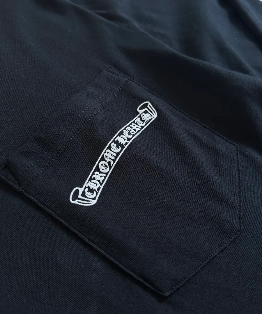Накладной карман на черном лонгсливе Chrome Hearts