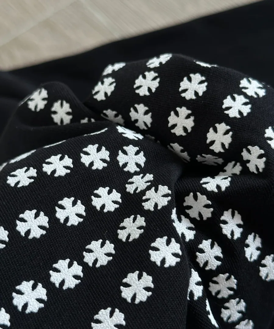 Текстура принта на черном лонгсливе Chrome Hearts