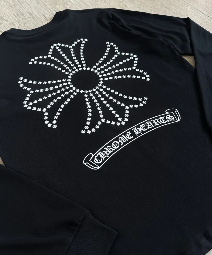 Принт на спине черного лонгслива Chrome Hearts