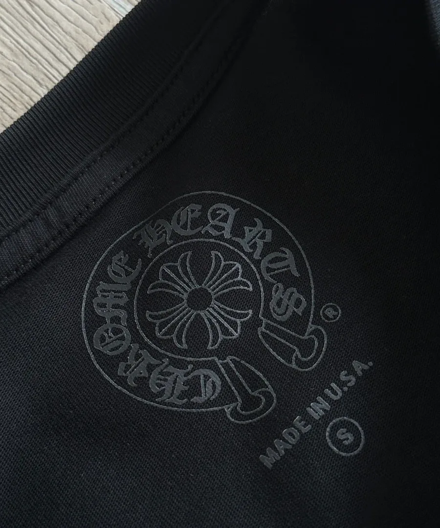 Внутренний принт на воротнике черного лонгслива Chrome Hearts