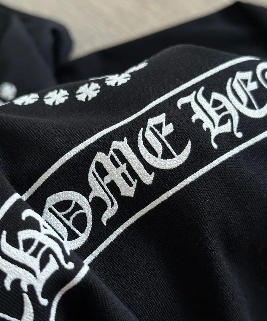 Деталь принта на спине черного лонгслива Chrome Hearts