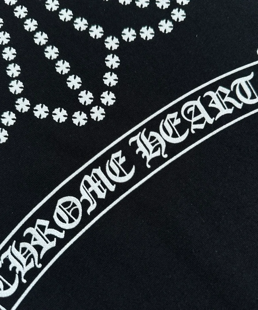 Надпись Chrome Hearts на черном лонгсливе