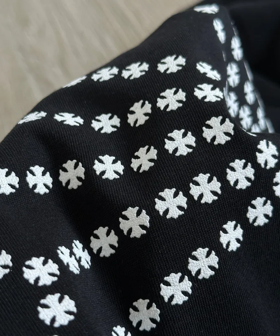 Крупный план принта в виде креста на черном лонгсливе Chrome Hearts