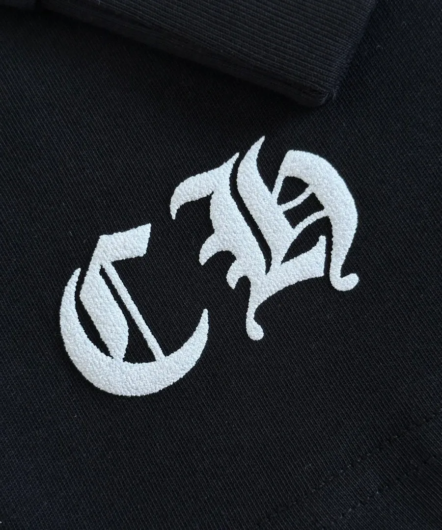 Вышивка CH на рукаве черного лонгслива Chrome Hearts