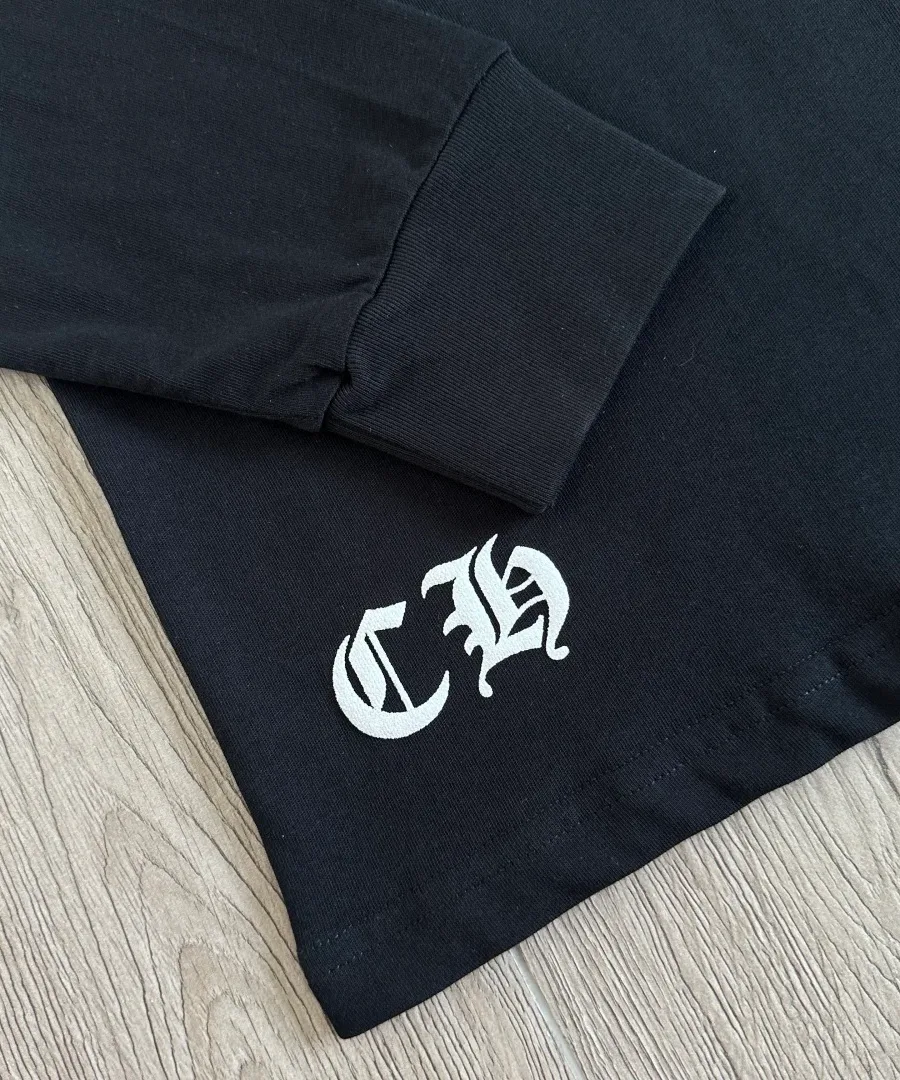 Вышивка CH на манжете черного лонгслива Chrome Hearts