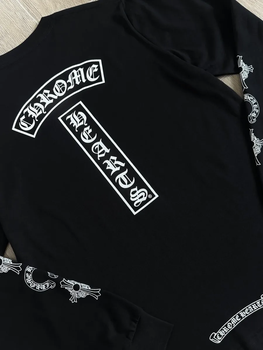 Вид со спины черного лонгслива Chrome Hearts