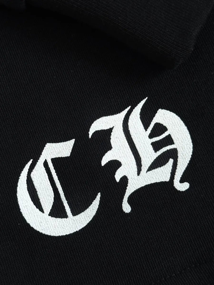 Вышивка CH на черном лонгсливе Chrome Hearts