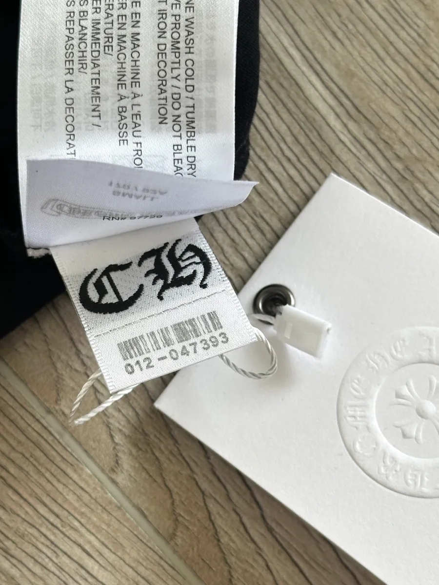 Бирка черного лонгслива Chrome Hearts