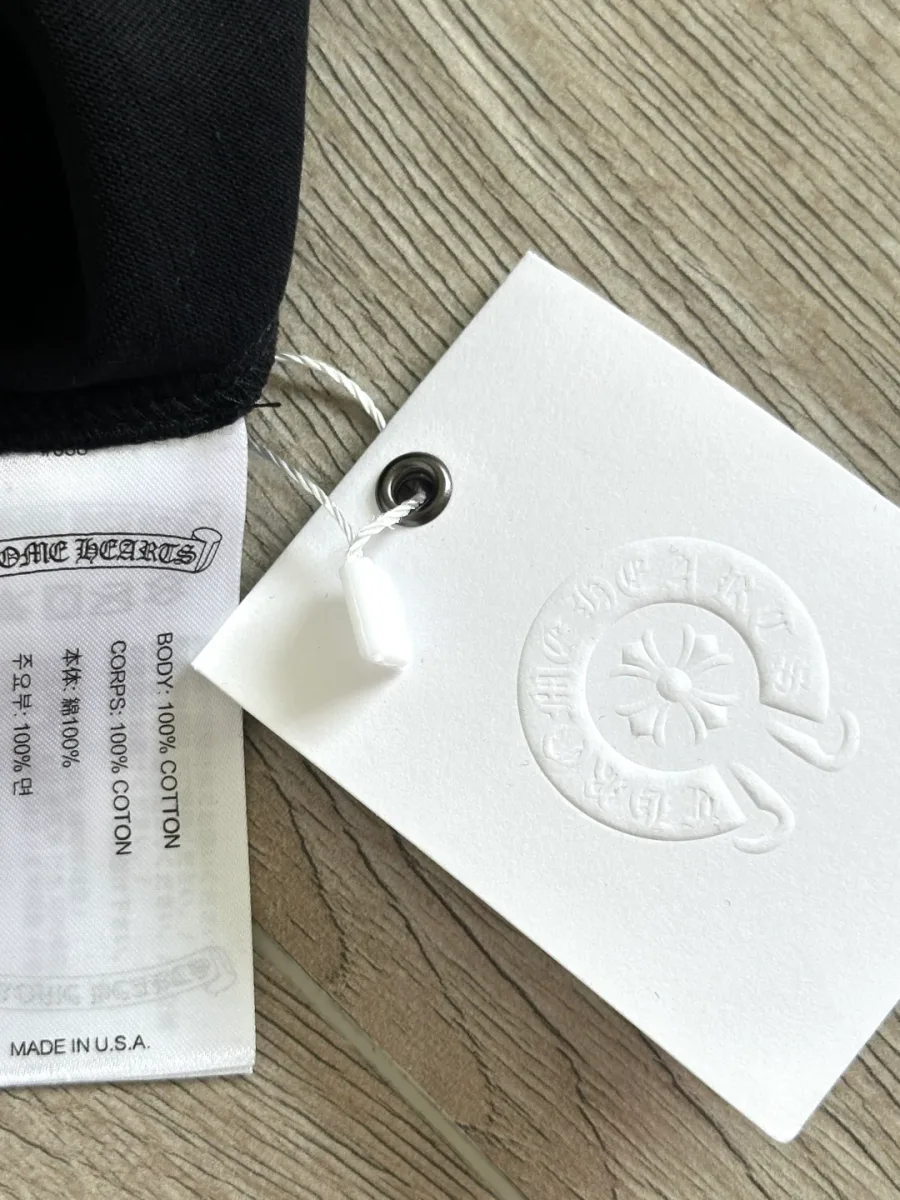 Составник на бирке черного лонгслива Chrome Hearts