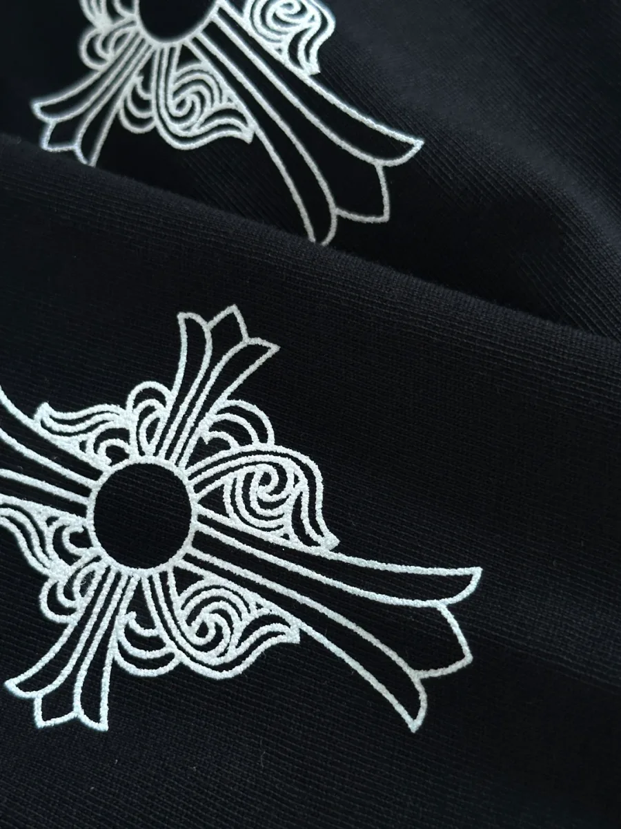 Принт в виде крестов на рукаве черного лонгслива Chrome Hearts