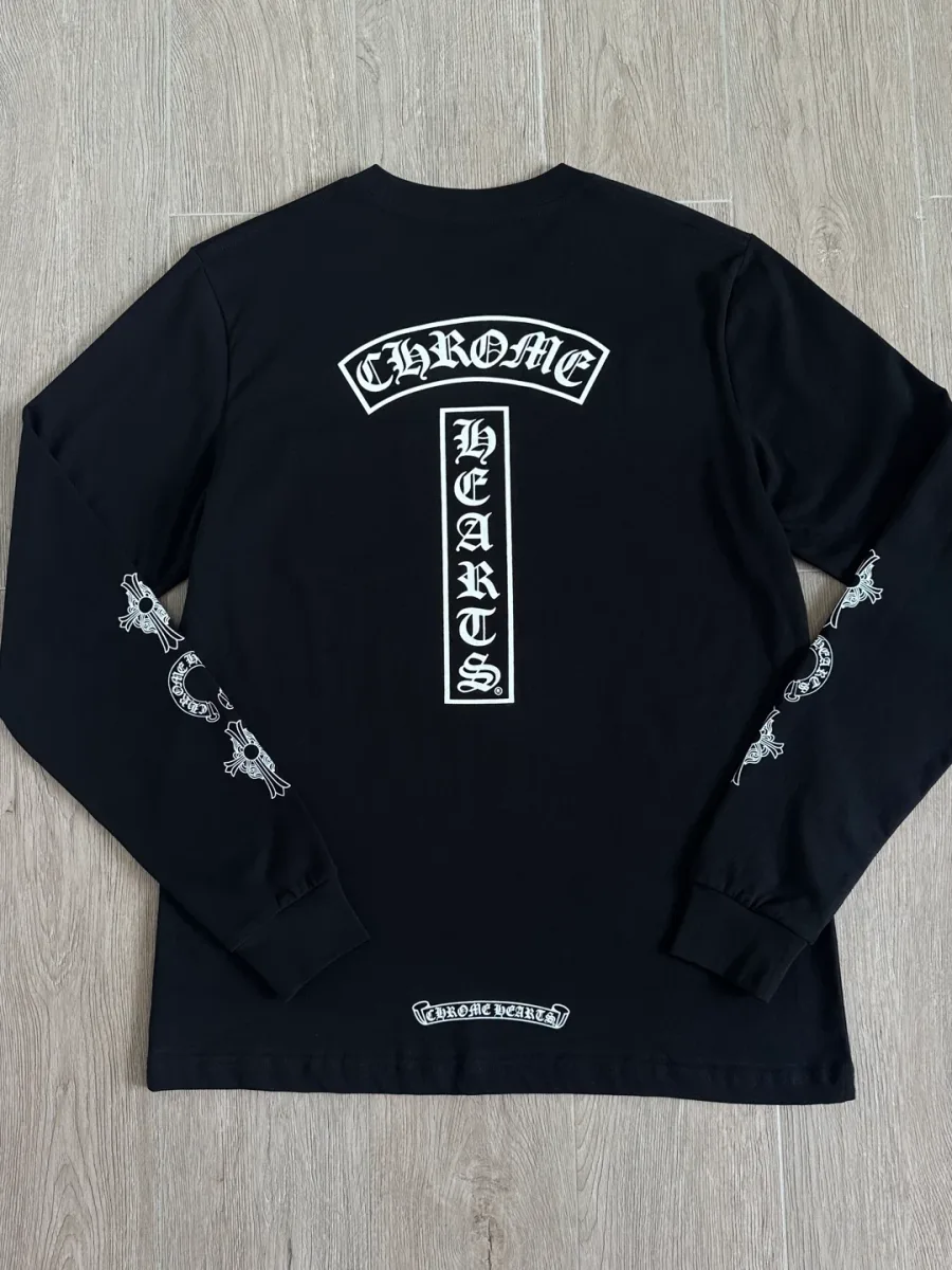 Черный лонгслив Chrome Hearts с принтами на спине крупным планом