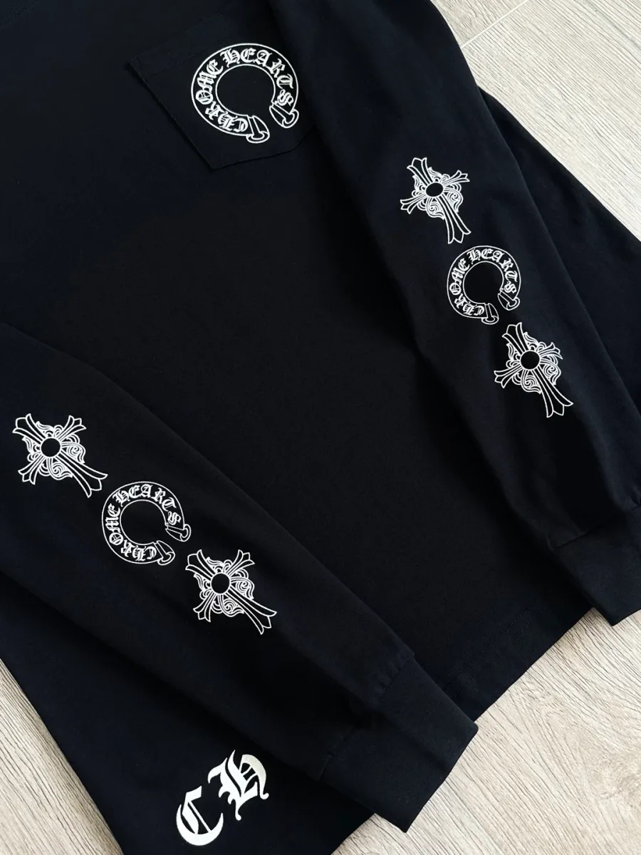 Детали принтов на рукавах и кармане черного лонгслива Chrome Hearts