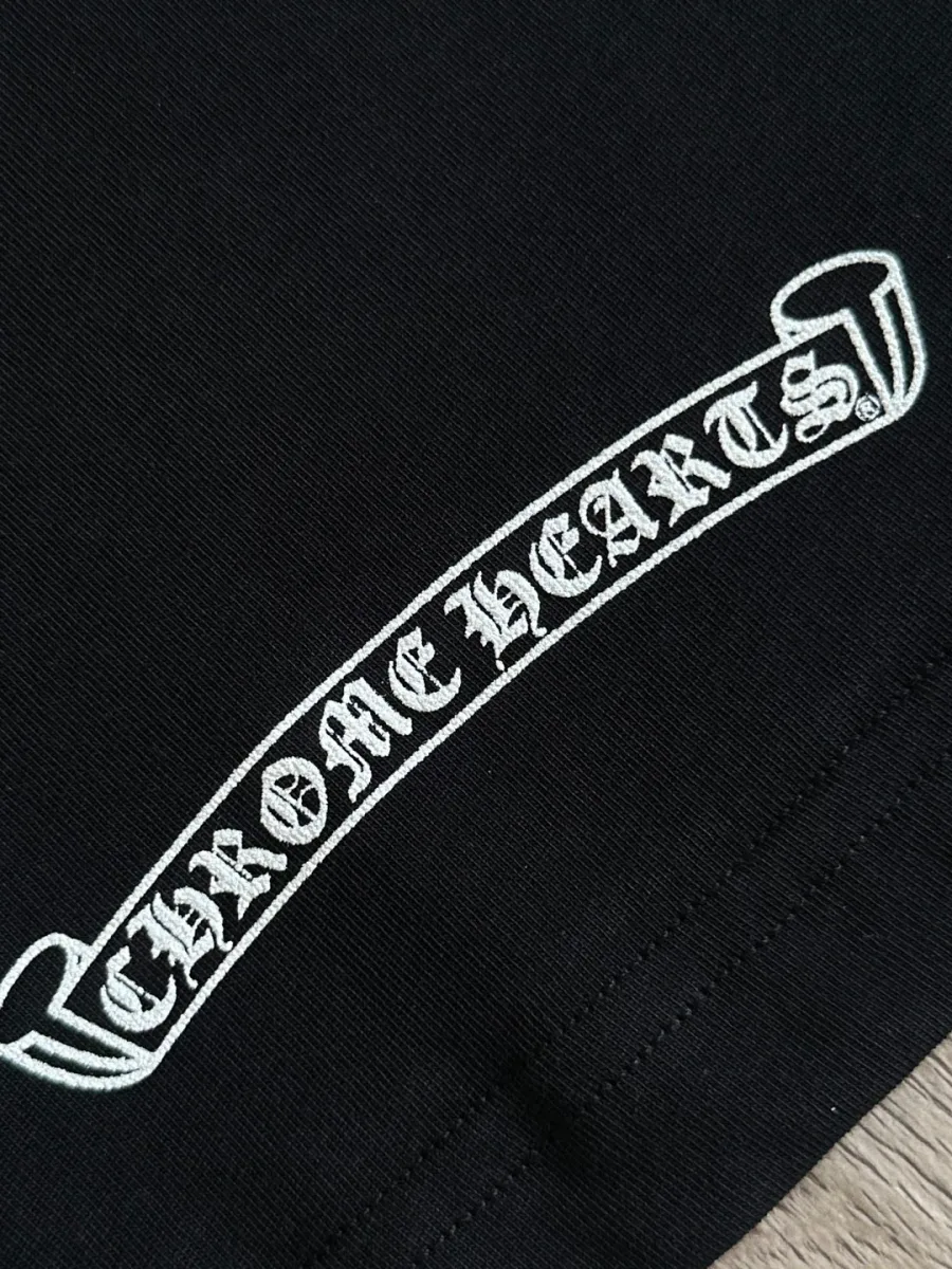 Принт с надписью Chrome Hearts на черном лонгсливе крупным планом