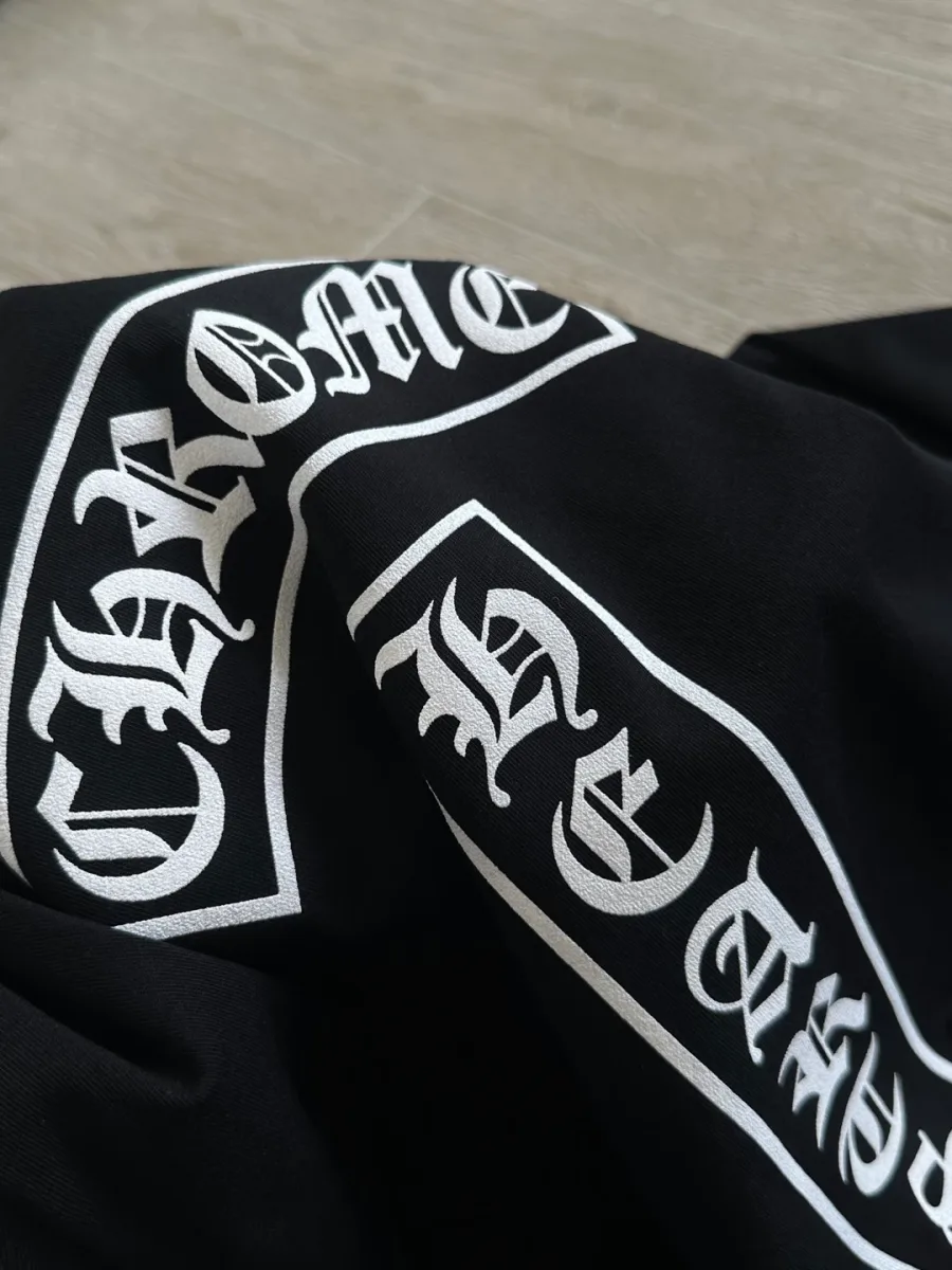 Деталь принта на спине черного лонгслива Chrome Hearts