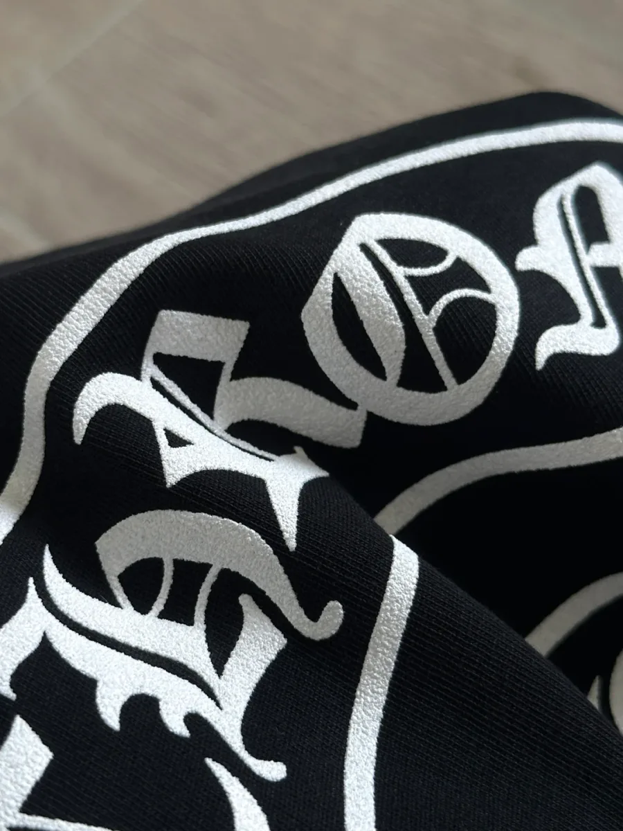 Текстура ткани и принта черного лонгслива Chrome Hearts