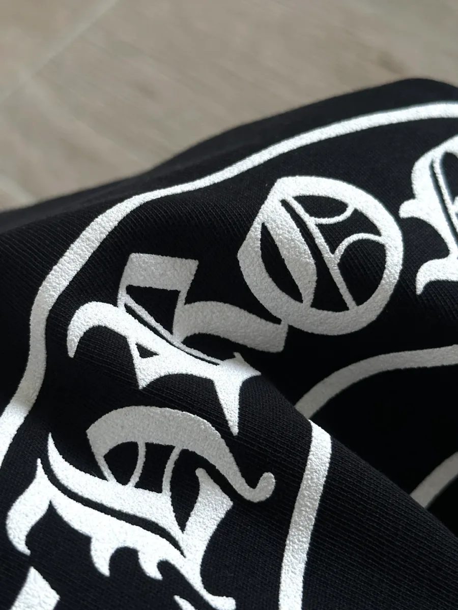 Крупный план принта на черном лонгсливе Chrome Hearts