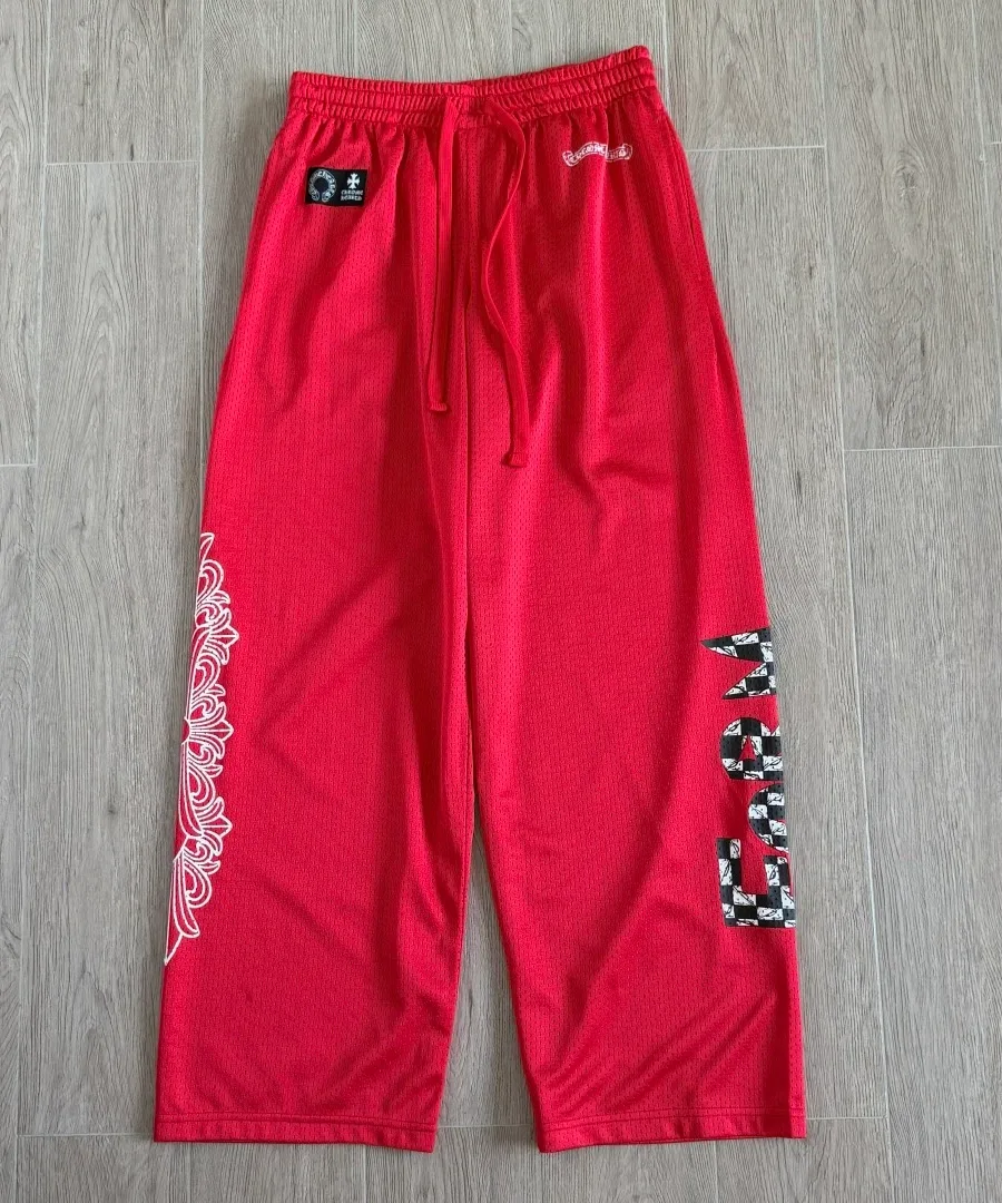 Красные спортивные штаны Chrome Hearts, вид спереди