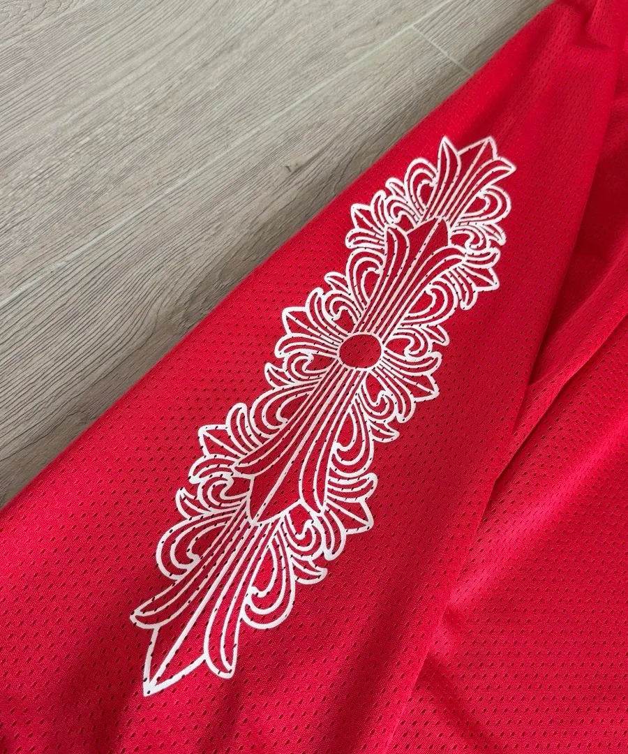 Боковой узор на красных штанах Chrome Hearts