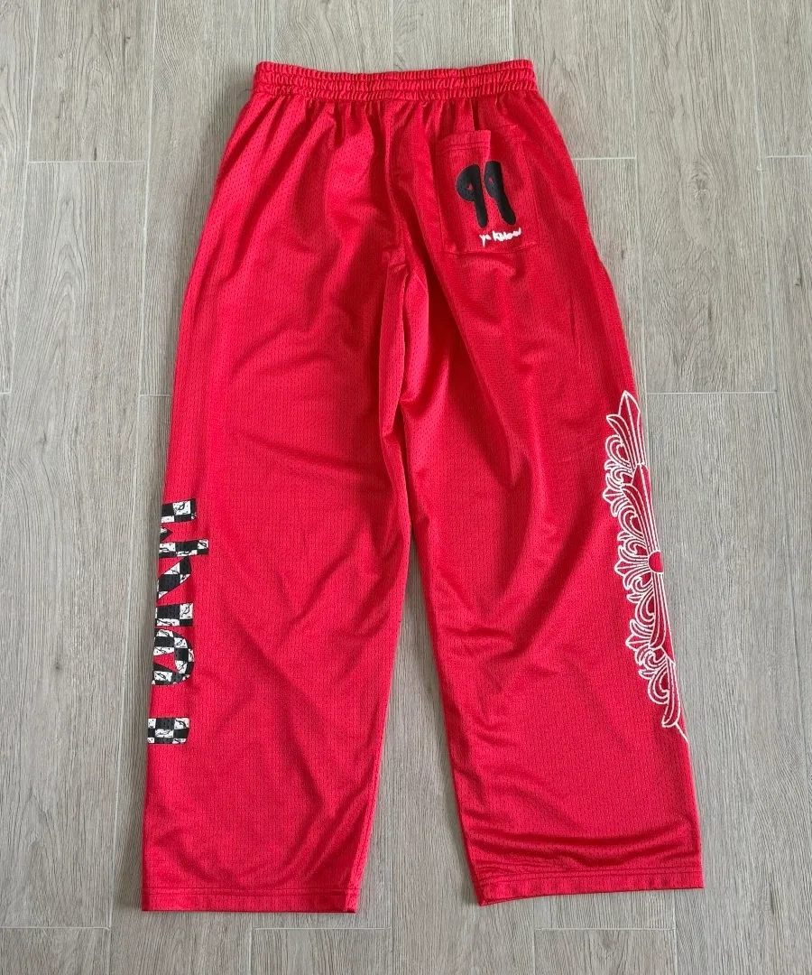 Красные сетчатые штаны Chrome Hearts, вид сзади