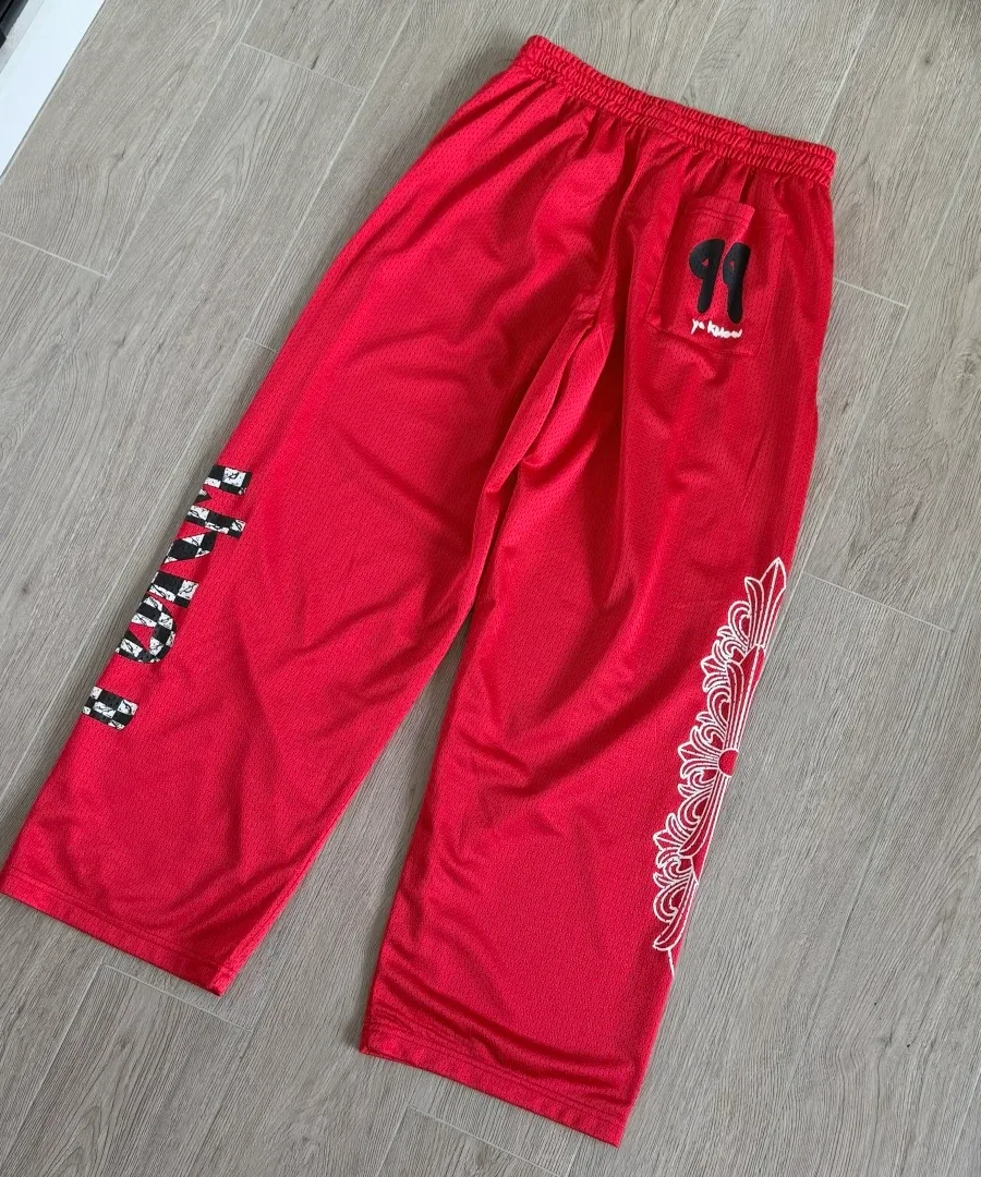 Спортивные штаны Chrome Hearts из сетки, вид сзади под углом