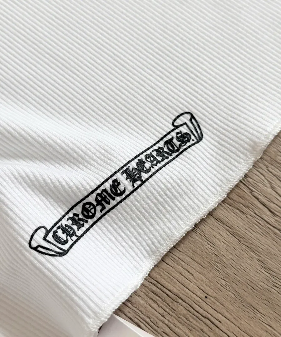 Принт со свитком Chrome Hearts внизу изделия