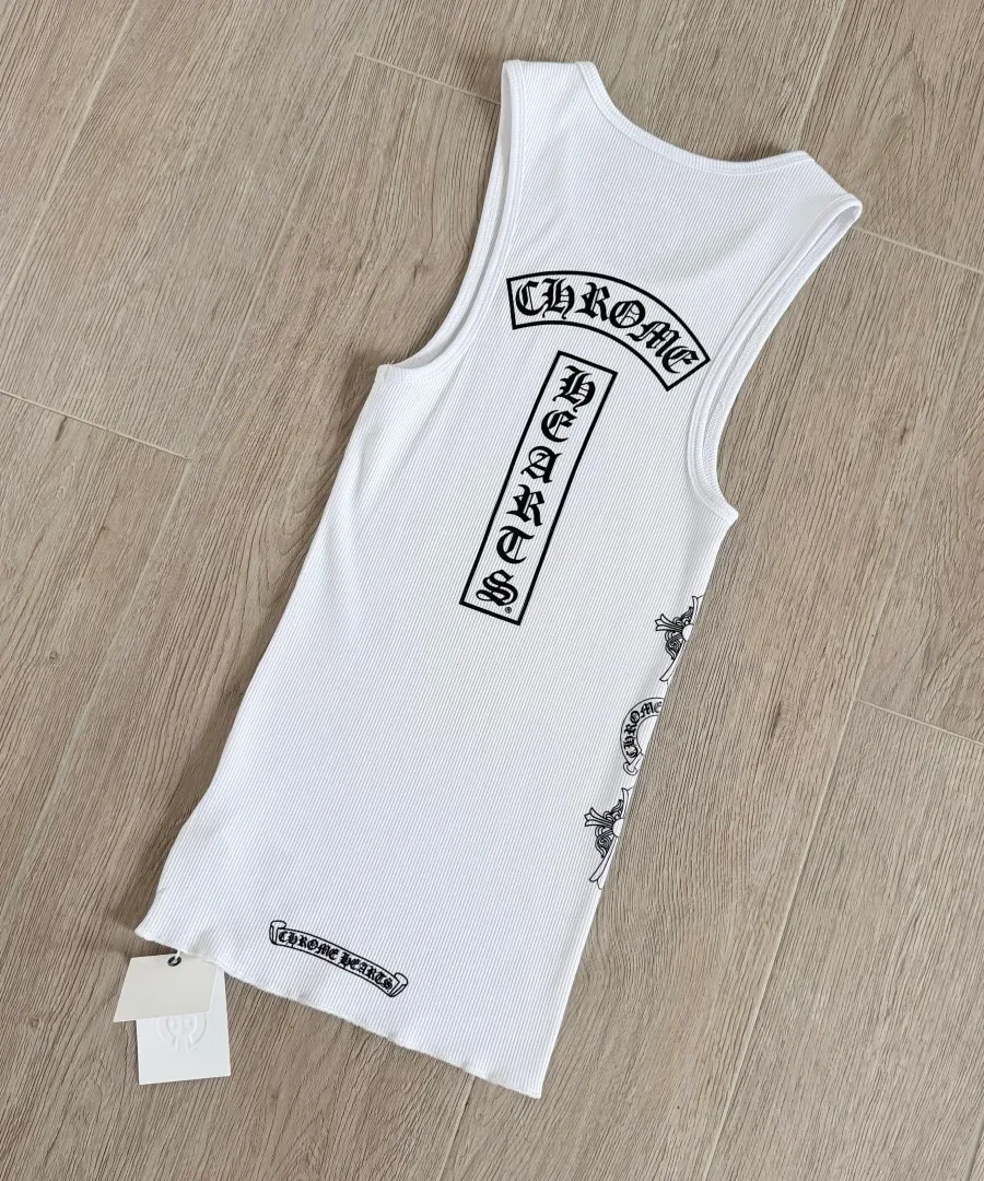Майка Chrome Hearts с вертикальным принтом на спине, вид под углом