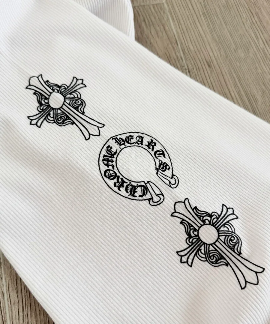 Детали принтов в виде крестов и надписи Chrome Hearts