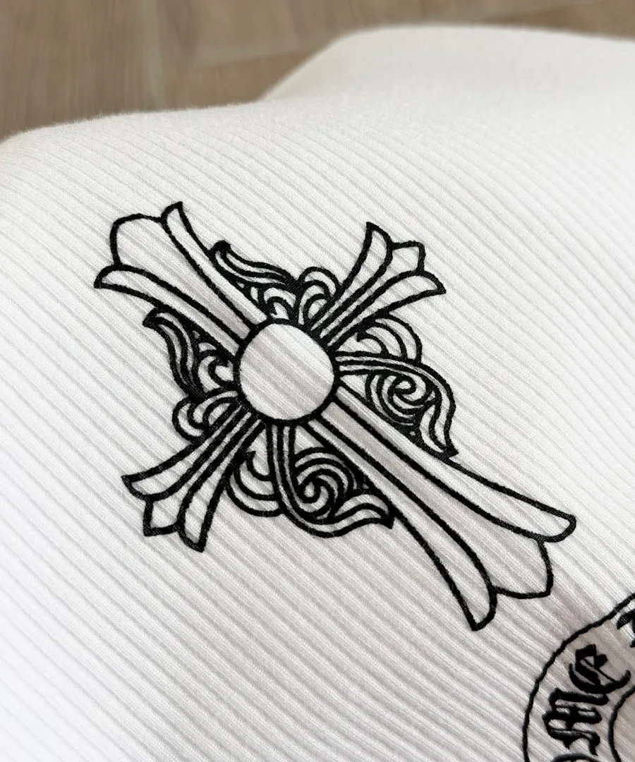 Принт в виде геральдического креста Chrome Hearts крупным планом