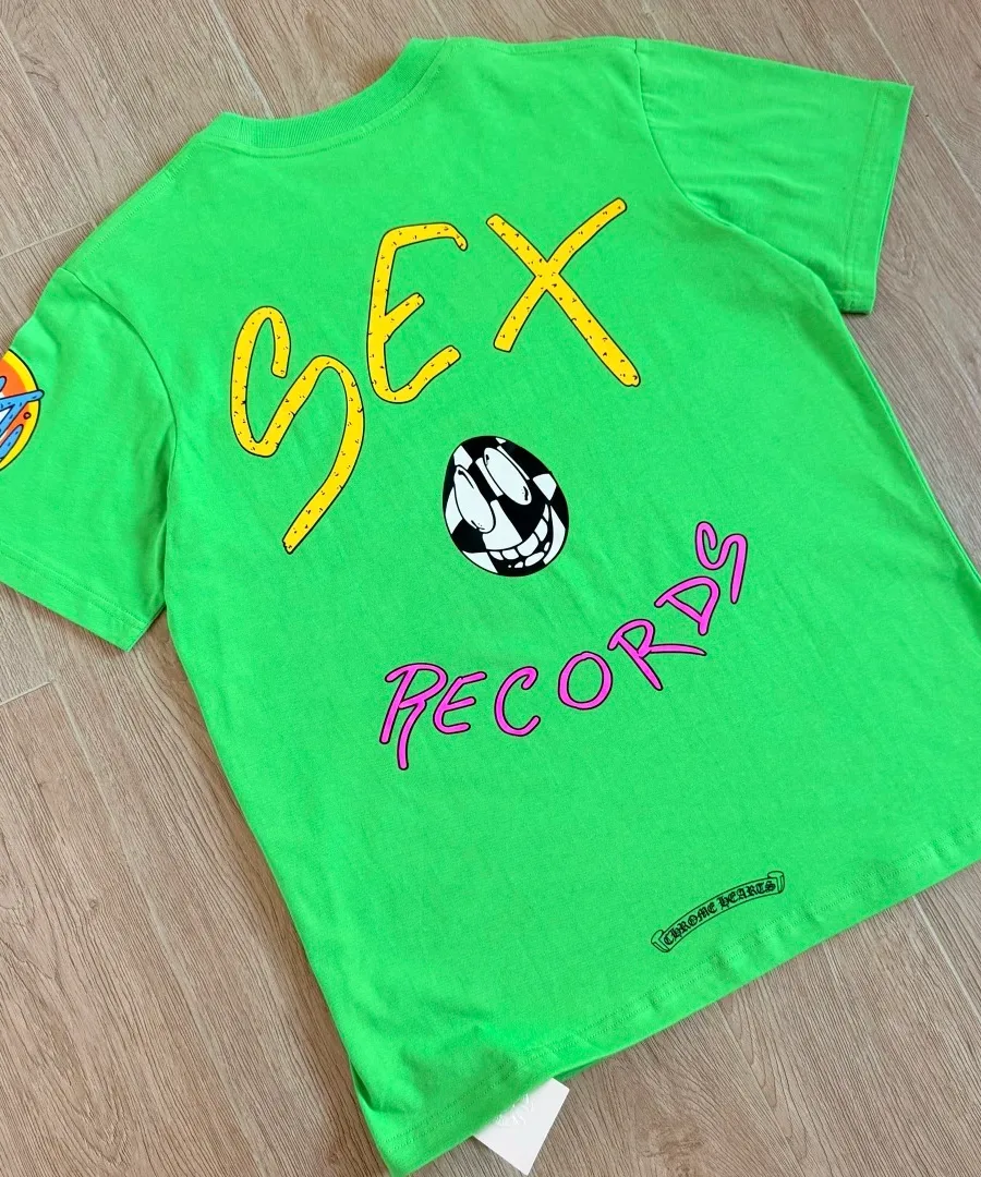 Вид сзади зеленой футболки Chrome Hearts x Matty Boy Sex Records
