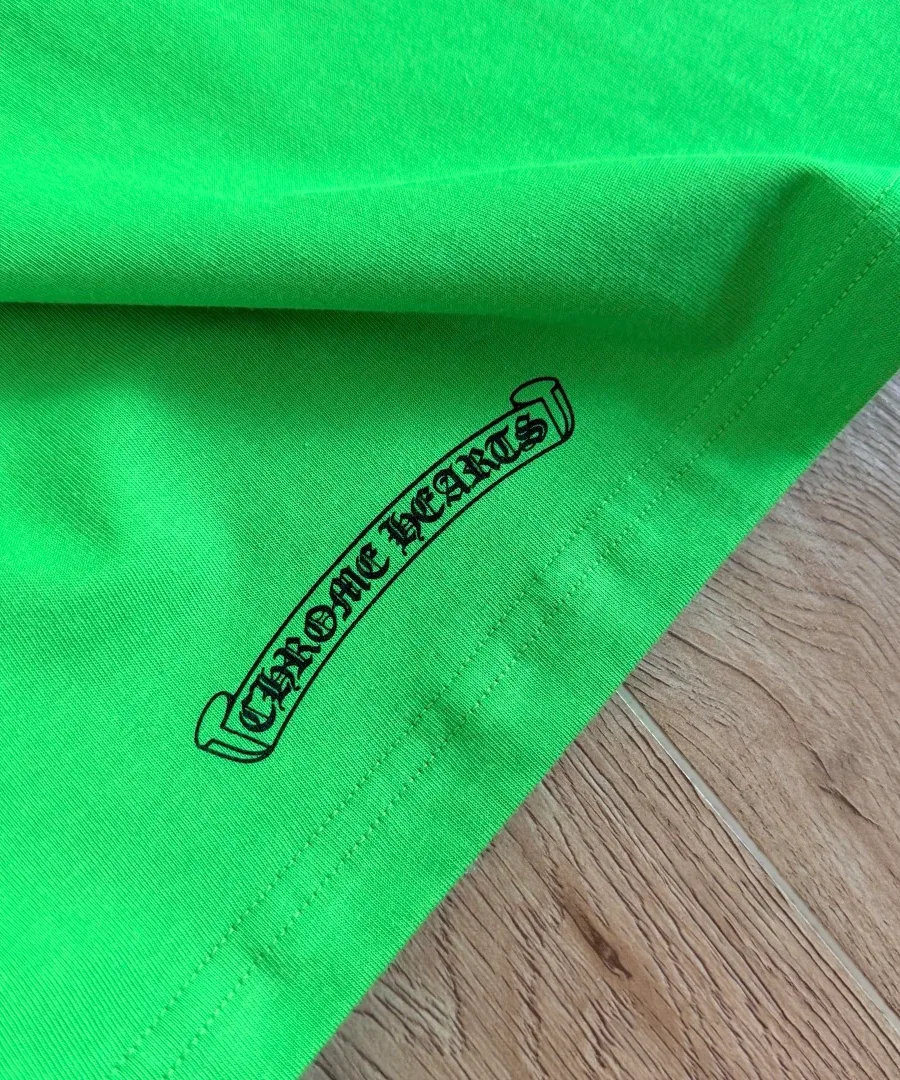 Принт Chrome Hearts внизу спинки зеленой футболки
