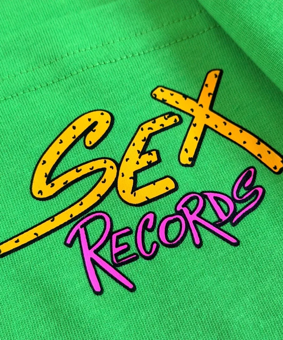 Принт Sex Records на кармане зеленой футболки Chrome Hearts x Matty Boy Sex Records