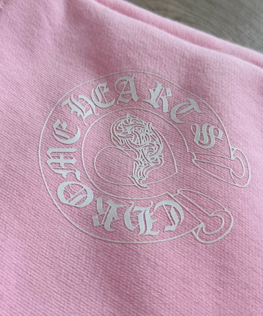 Крупный план круглого принта Chrome Hearts