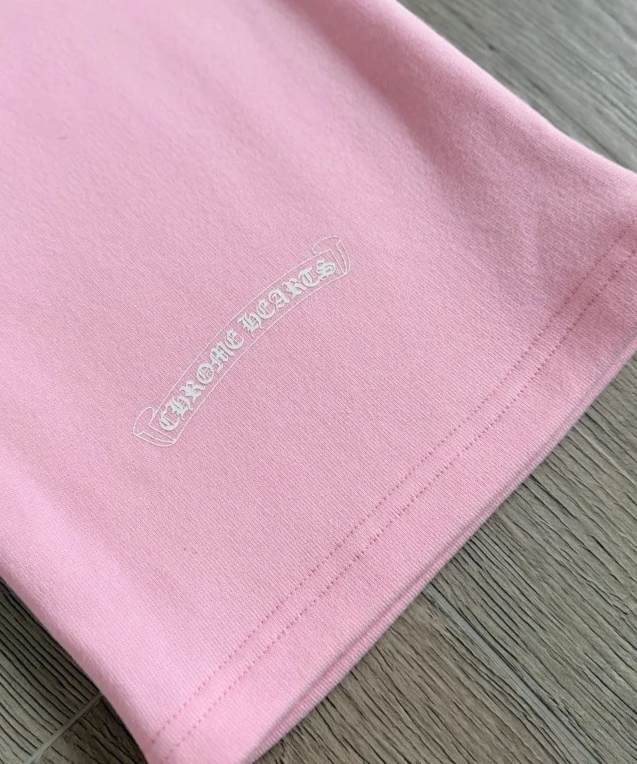 Принт с надписью Chrome Hearts у нижнего края штанины