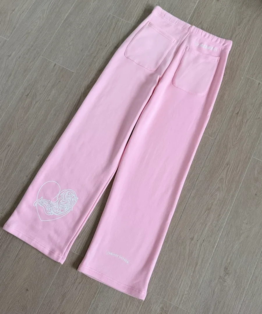 Розовые спортивные штаны Chrome Hearts Miami, вид сзади под углом