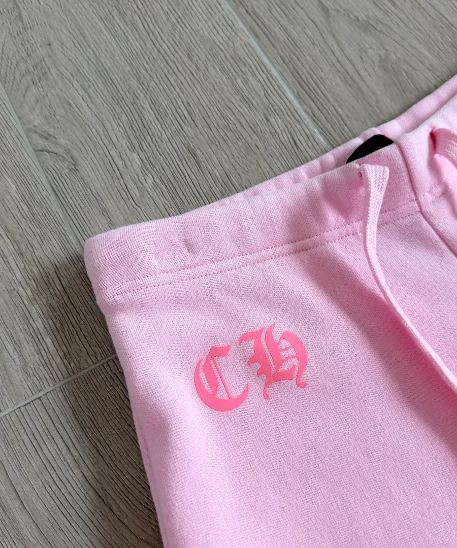 Деталь пояса розовых спортивных штанов Chrome Hearts Miami с принтом CH