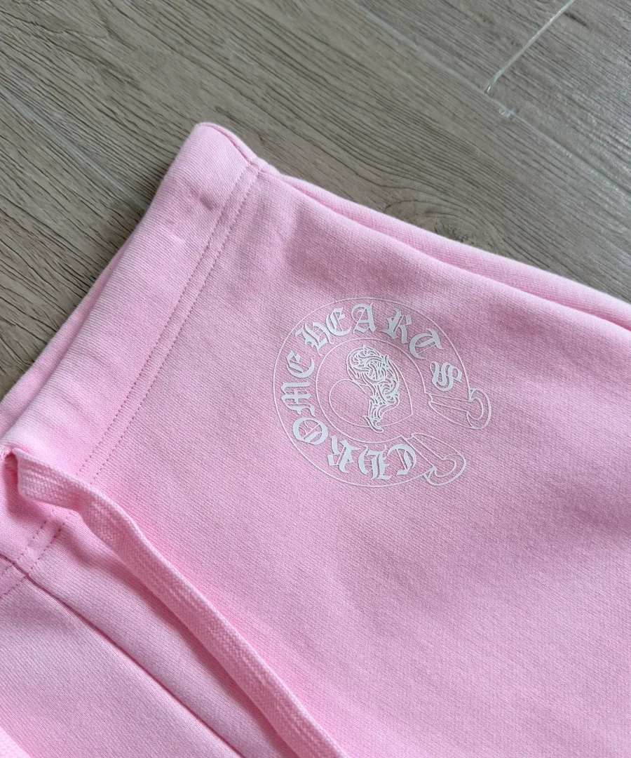 Принт с логотипом Chrome Hearts на розовой ткани