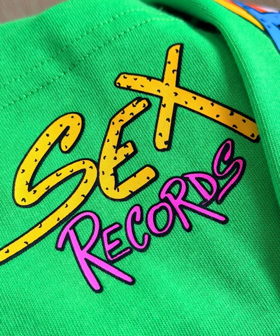 Крупный план принта Sex Records на спине лонгслива Chrome Hearts