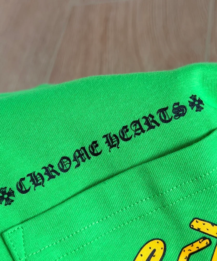 Надпись Chrome Hearts над карманом лонгслива